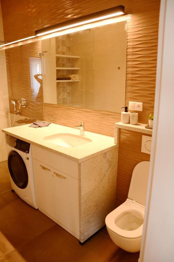 Premium Apartment Near Banska Bystrica Square With Two Big Bedrooms エクステリア 写真
