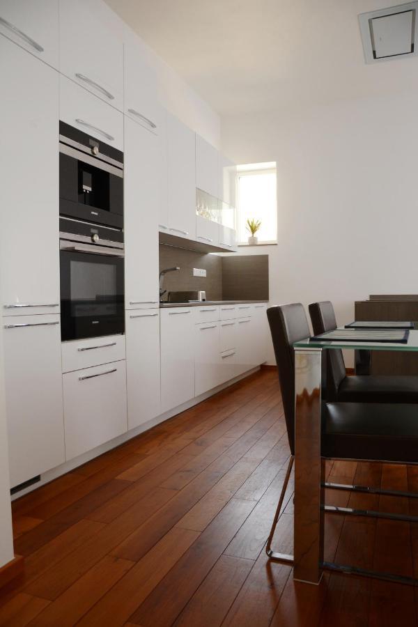 Premium Apartment Near Banska Bystrica Square With Two Big Bedrooms エクステリア 写真