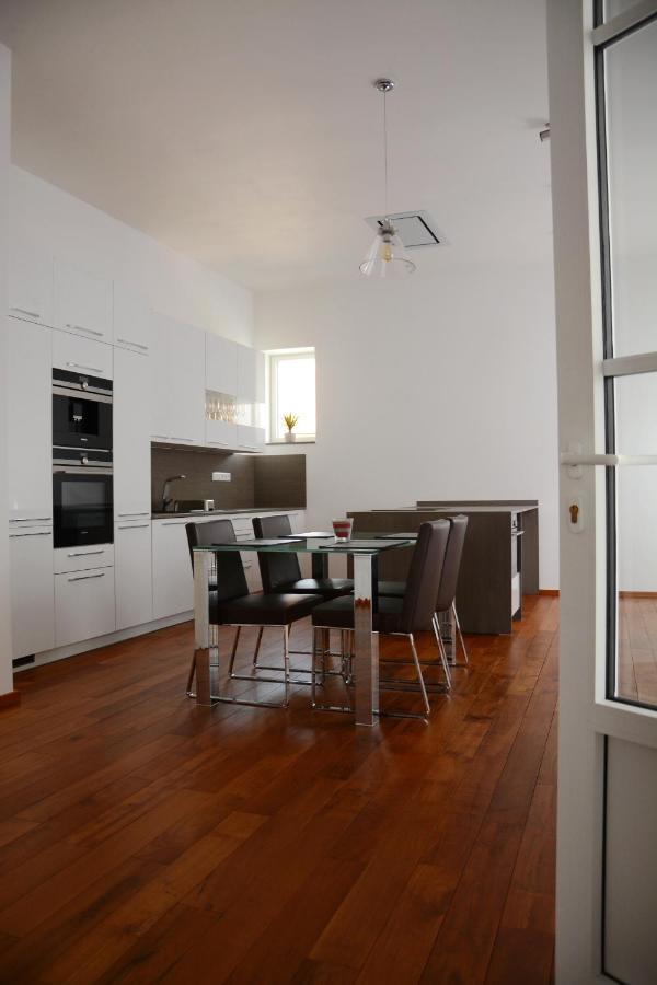 Premium Apartment Near Banska Bystrica Square With Two Big Bedrooms エクステリア 写真